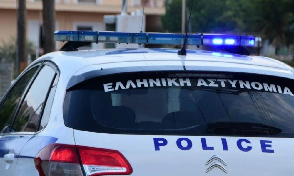 Συναγερμός στον Κορυδαλλό: Άνδρας απειλεί να πέσει στο κενό από πολυκατοικία